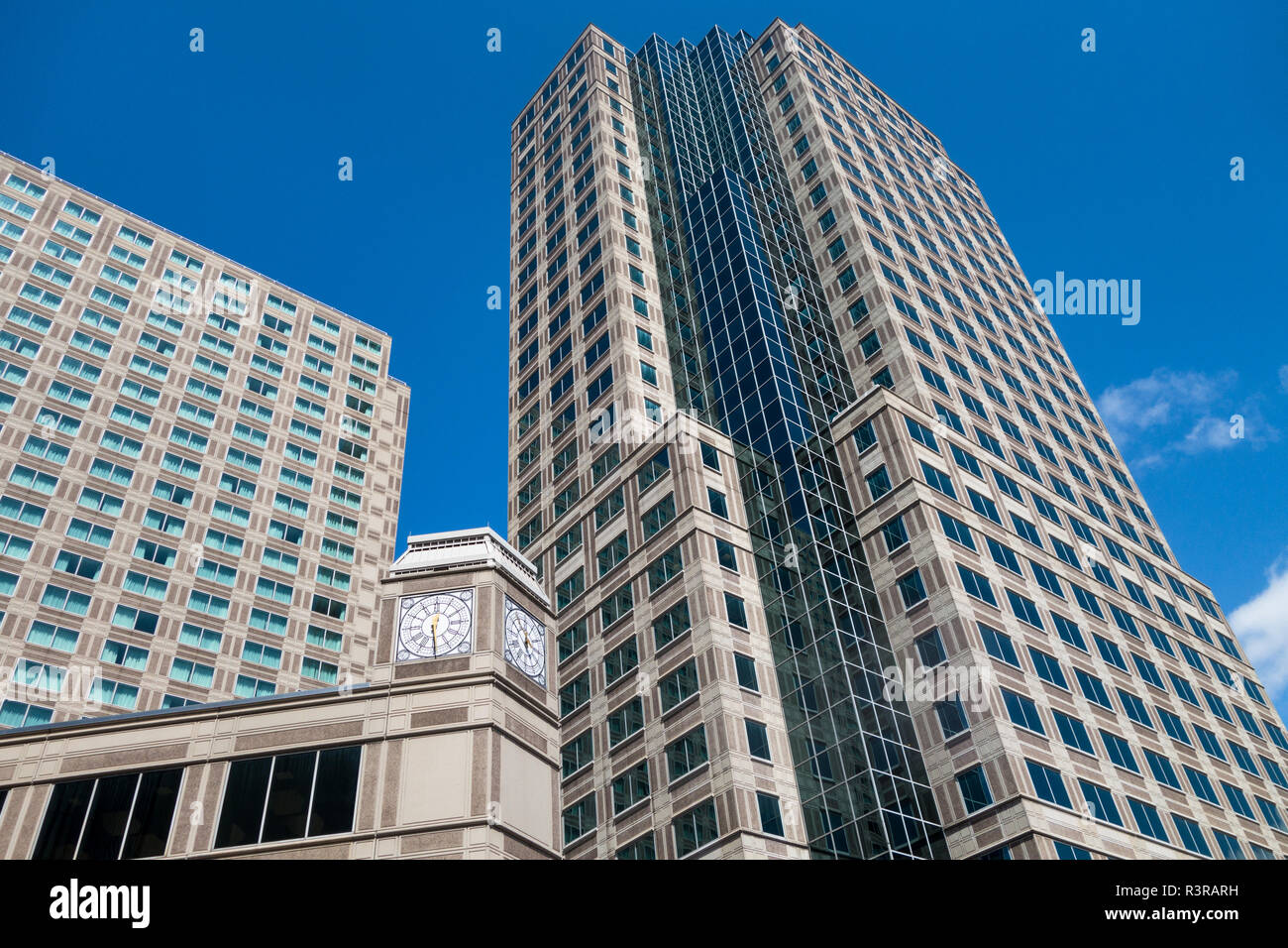 Hohes Bürogebäude vor blauem Himmel in der Innenstadt von Pittsburgh, Pennsylvania, USA Stockfoto