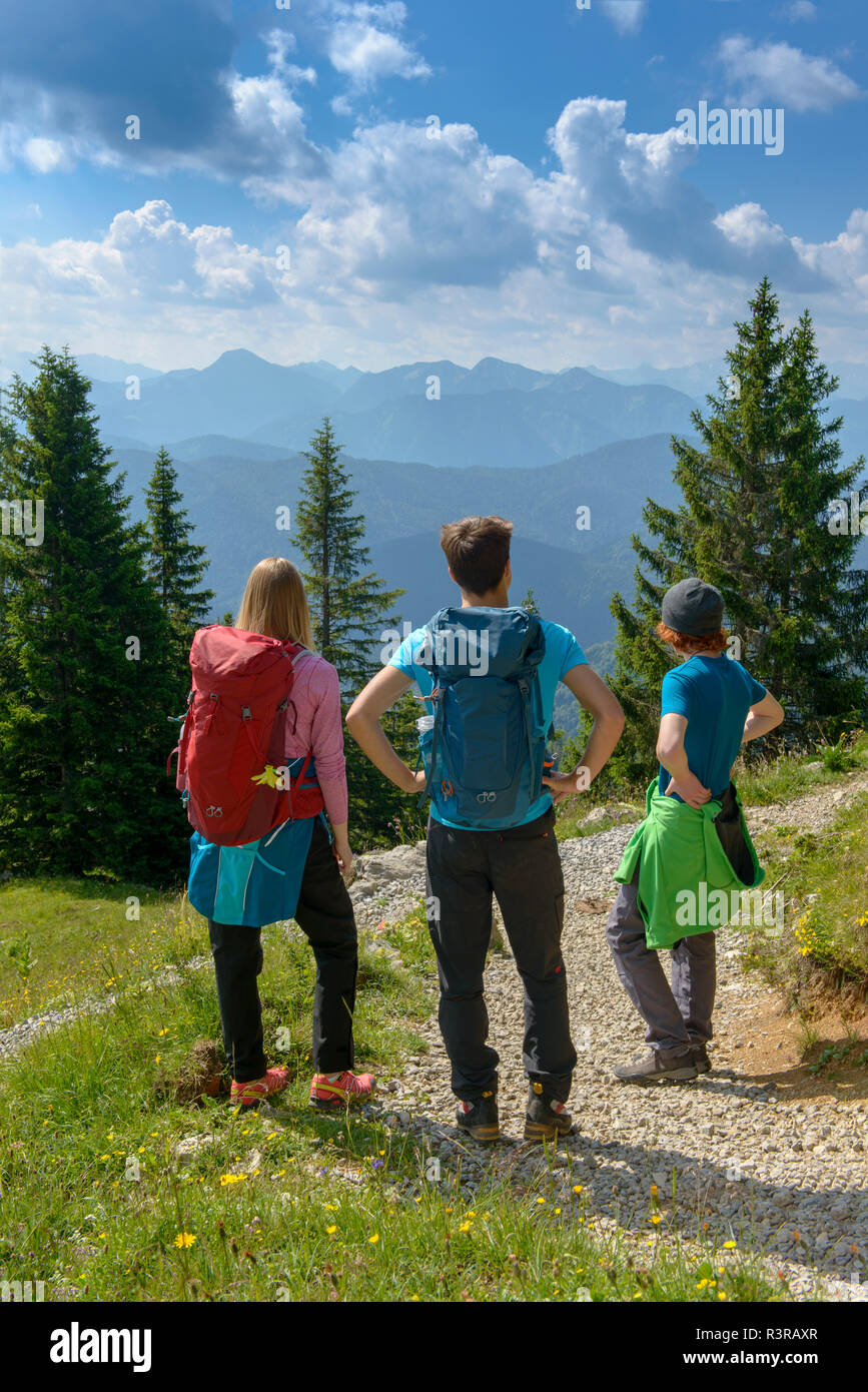 Deutschland, Bayern, in der Nähe von Lenggries, Brauneck junge Freunde stehen in alpiner Landschaft mit Aussicht Stockfoto