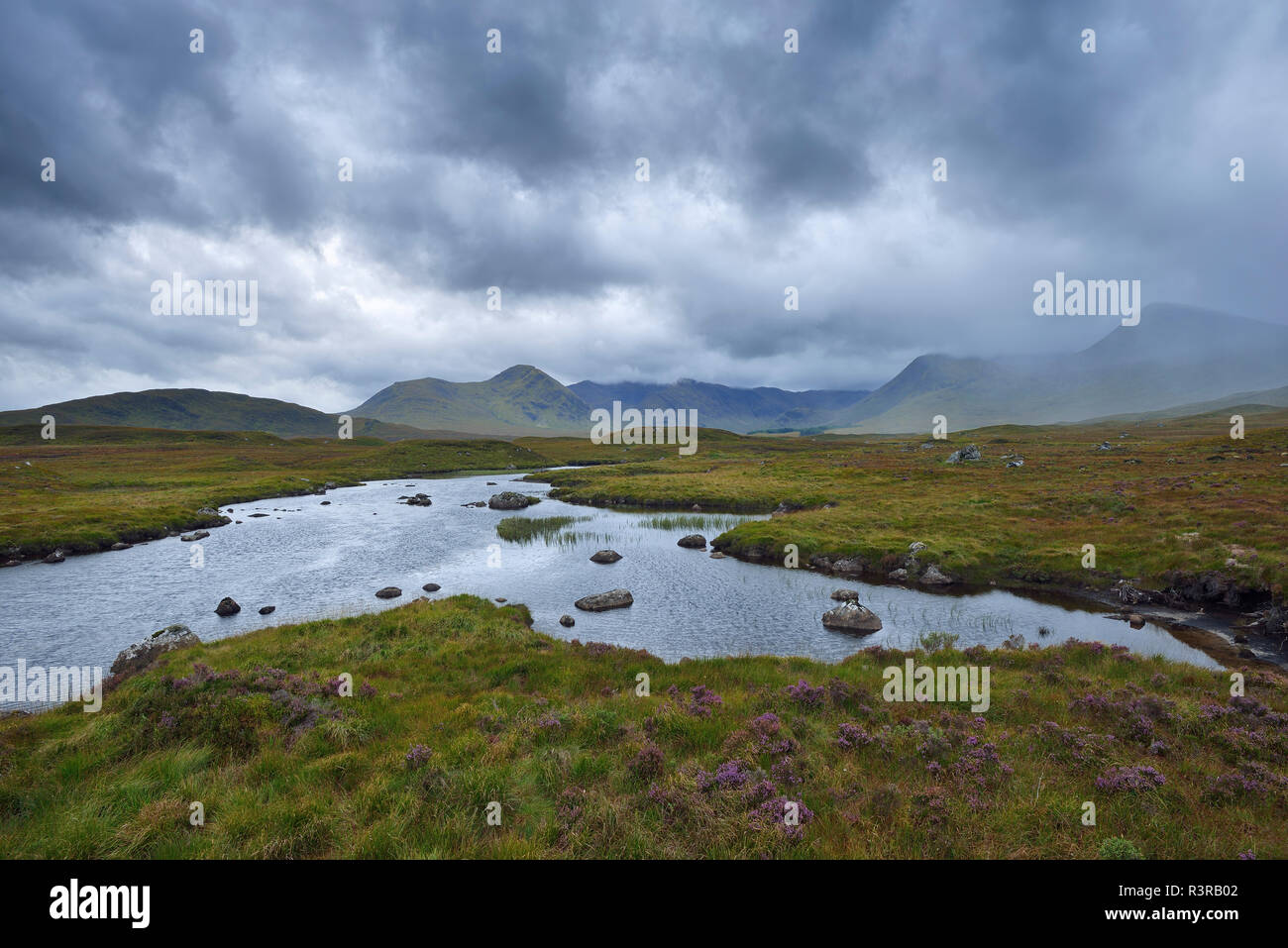 Großbritannien, Schottland, Scottish Highlands, Glencoe, Rannoch Moor, Loch Ba und Regen Wolken Stockfoto
