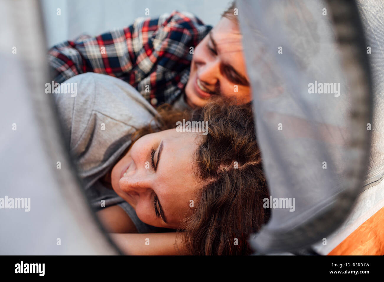 Glückliches Paar in einem Zelt ausruhen Stockfoto