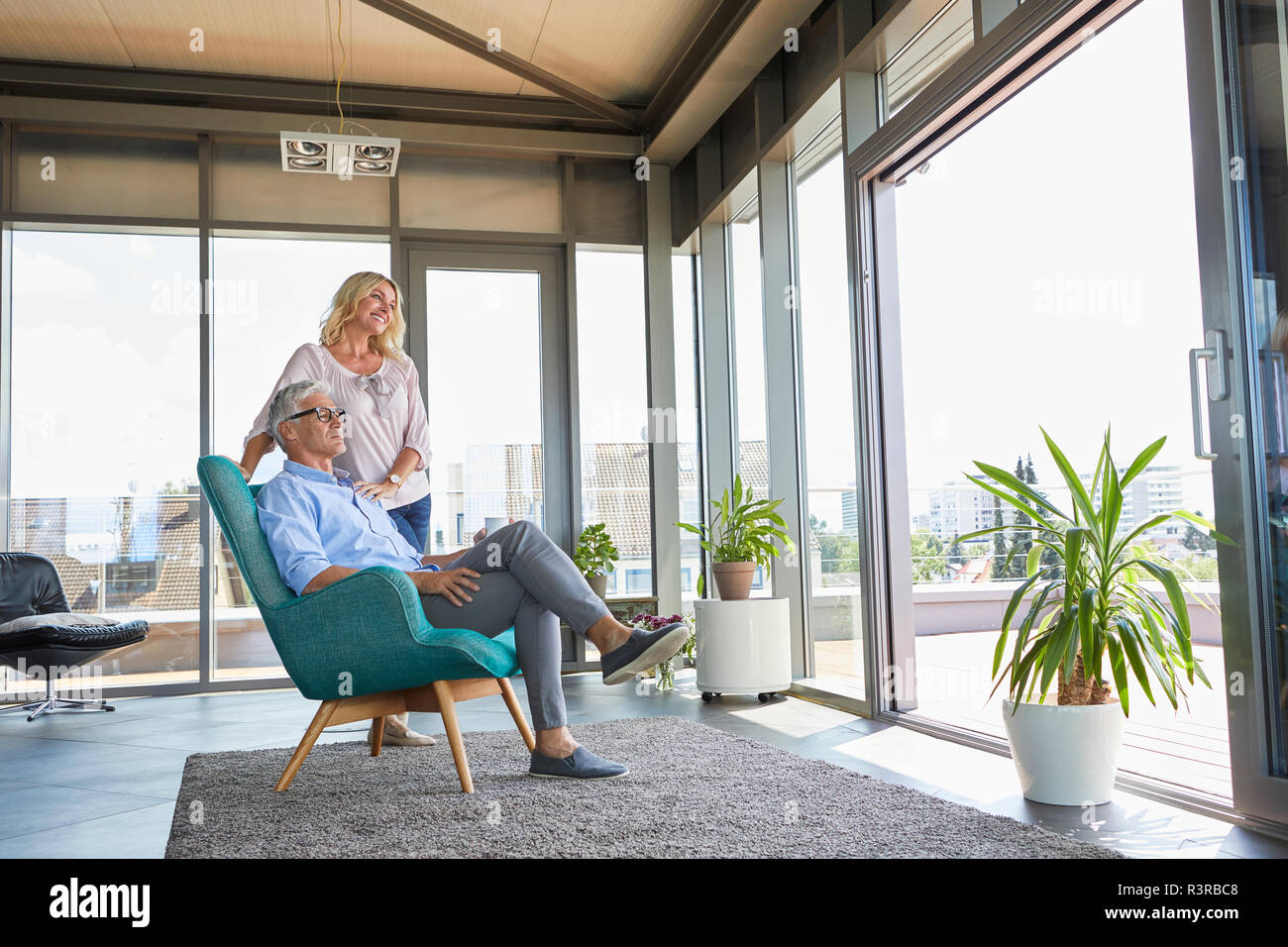 Reifes Paar entspannt zu Hause Blick aus Fenster Stockfoto