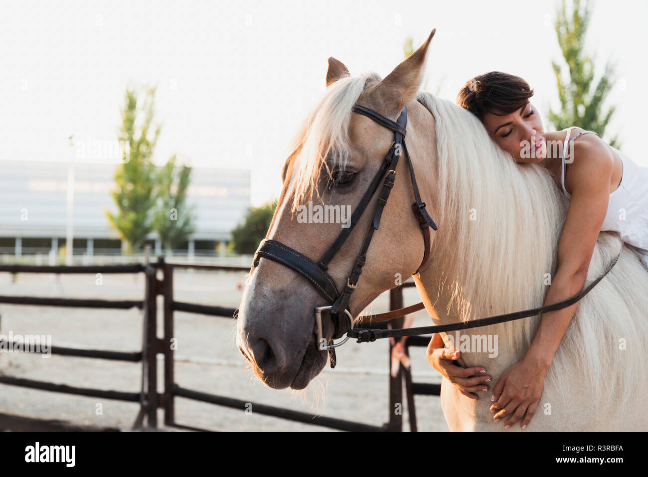 Reiten ist das Hobby des schwarzhaarigen Flittchens Reiten ist das Hobby des schwarzhaarigen Flittchens