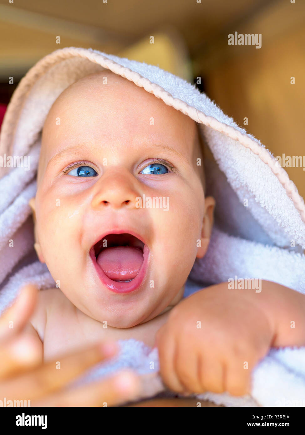 Portrait von Baby Mädchen mit Mund weit geöffnet Stockfoto