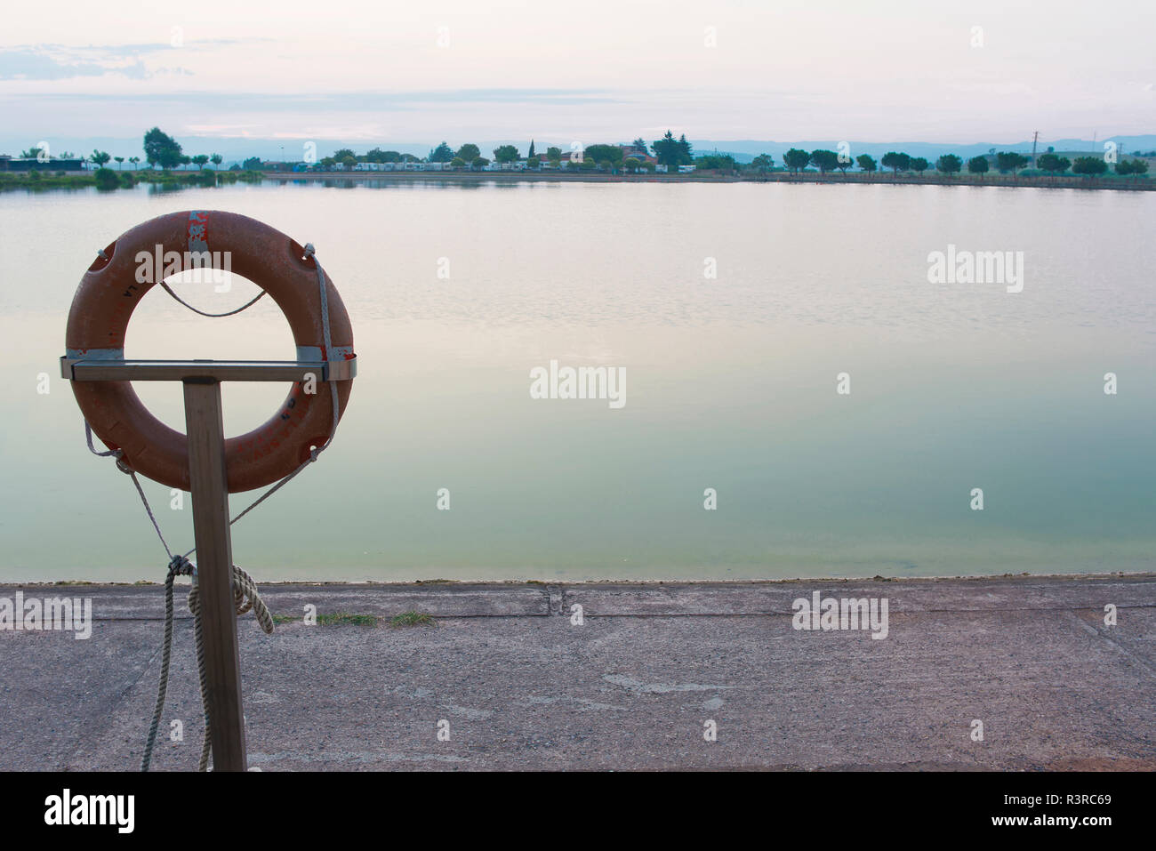 Lebensretter auf dem See in der Morgendämmerung Stockfoto