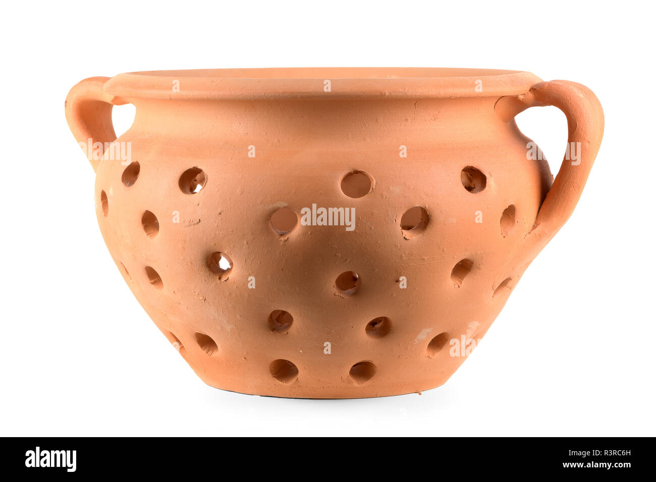 Traditionelle portugiesische Keramik Topf mit Lchern fr die Backen  Kastanien auf weiem Hintergrund Stockfotografie - Alamy