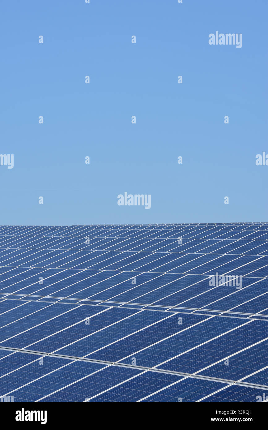 Deutschland, Blick auf die große Anzahl von Solar Panels Solar anlage Feld Stockfoto