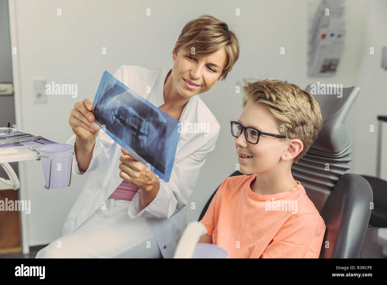 Weiblichen Zahnarzt erklären Junge ein Röntgenbild Stockfoto