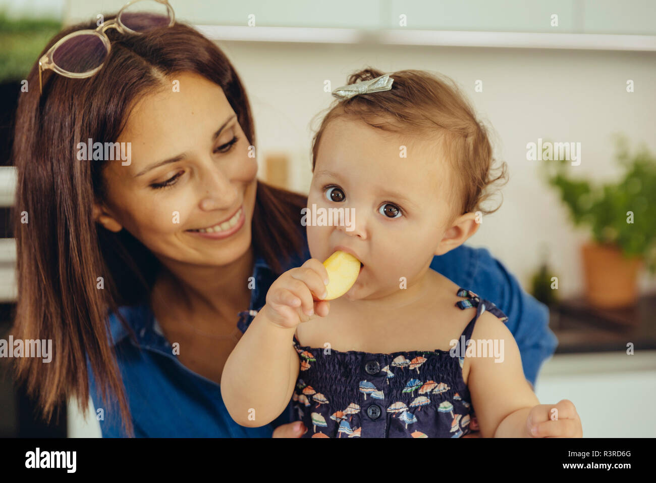 Mutter, Tochter Essen eines Apfels Stockfoto