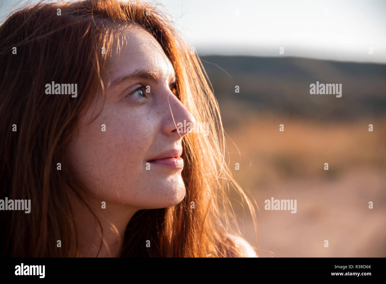 Lächelnde junge Frau mit Sommersprossen weg schauen Stockfoto Lächelnde junge Frau mit Sommersprossen weg schauen Stockfoto