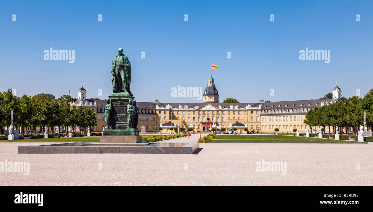 Deutschland, Karlsruhe, Schloss und Schlossplatz mit Charles Frederick Denkmal Stockfoto