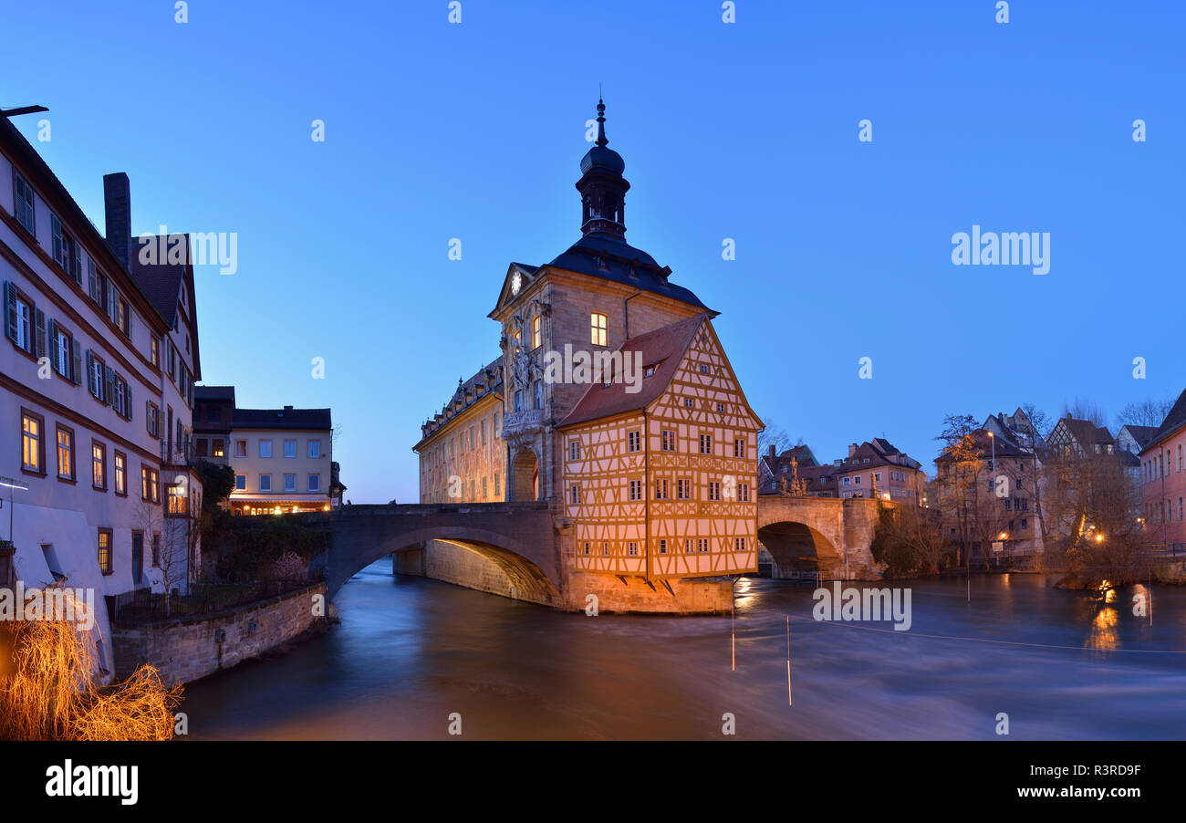 Deutschland, Bamberg, Blick zum Rathaus an der blauen Stunde Stockfoto