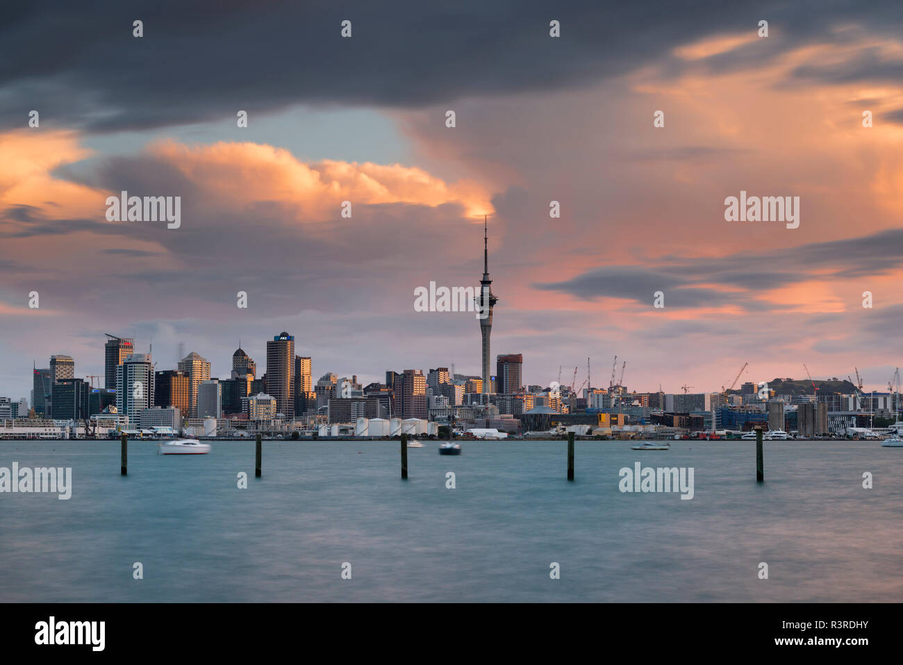 Neuseeland, Nordinsel, Auckland, Auckland Skyline in der Dämmerung Stockfoto