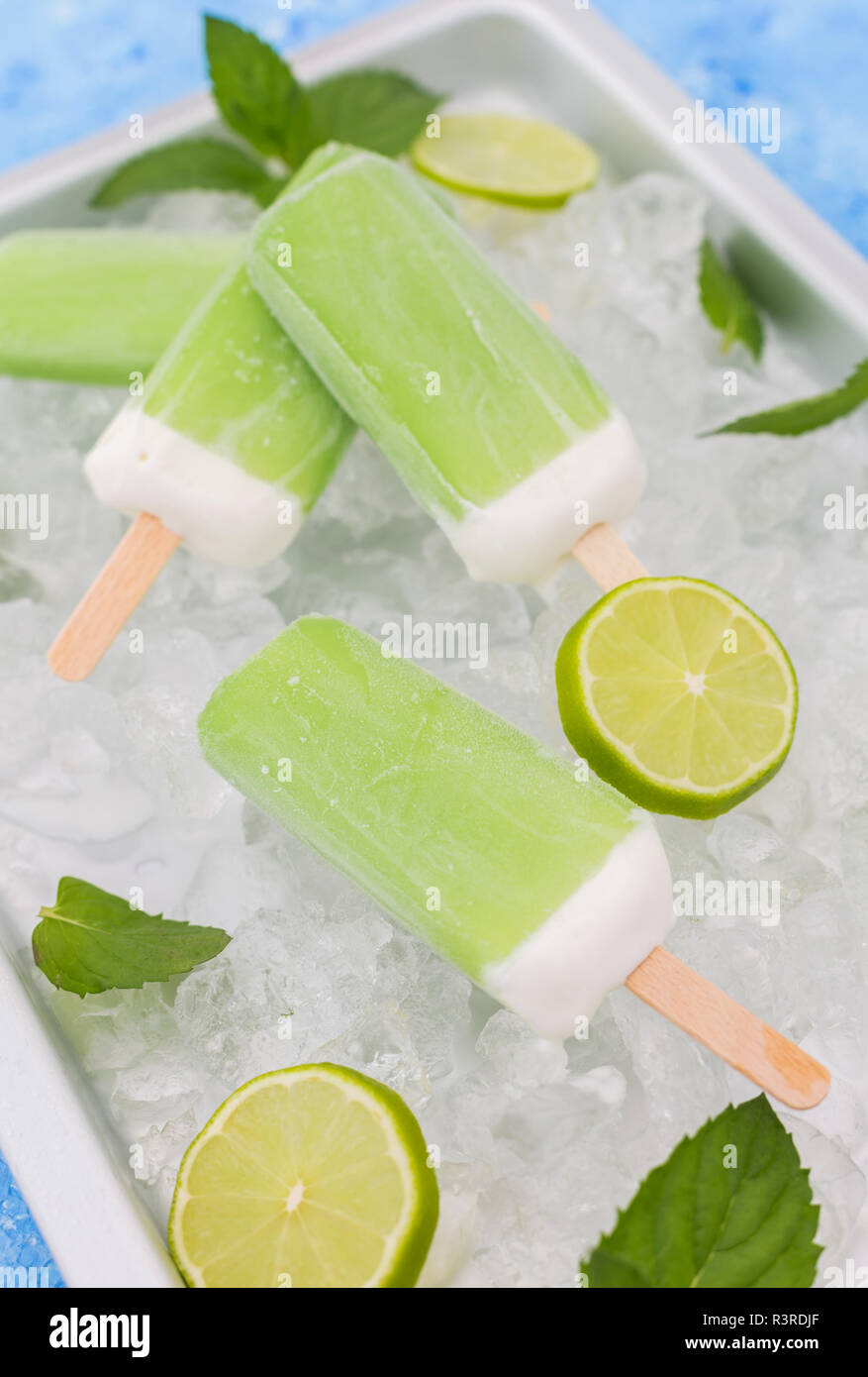 Lime mint Eis am Stiel, Scheiben von Limonen und Minze auf Crushed Ice Stockfoto