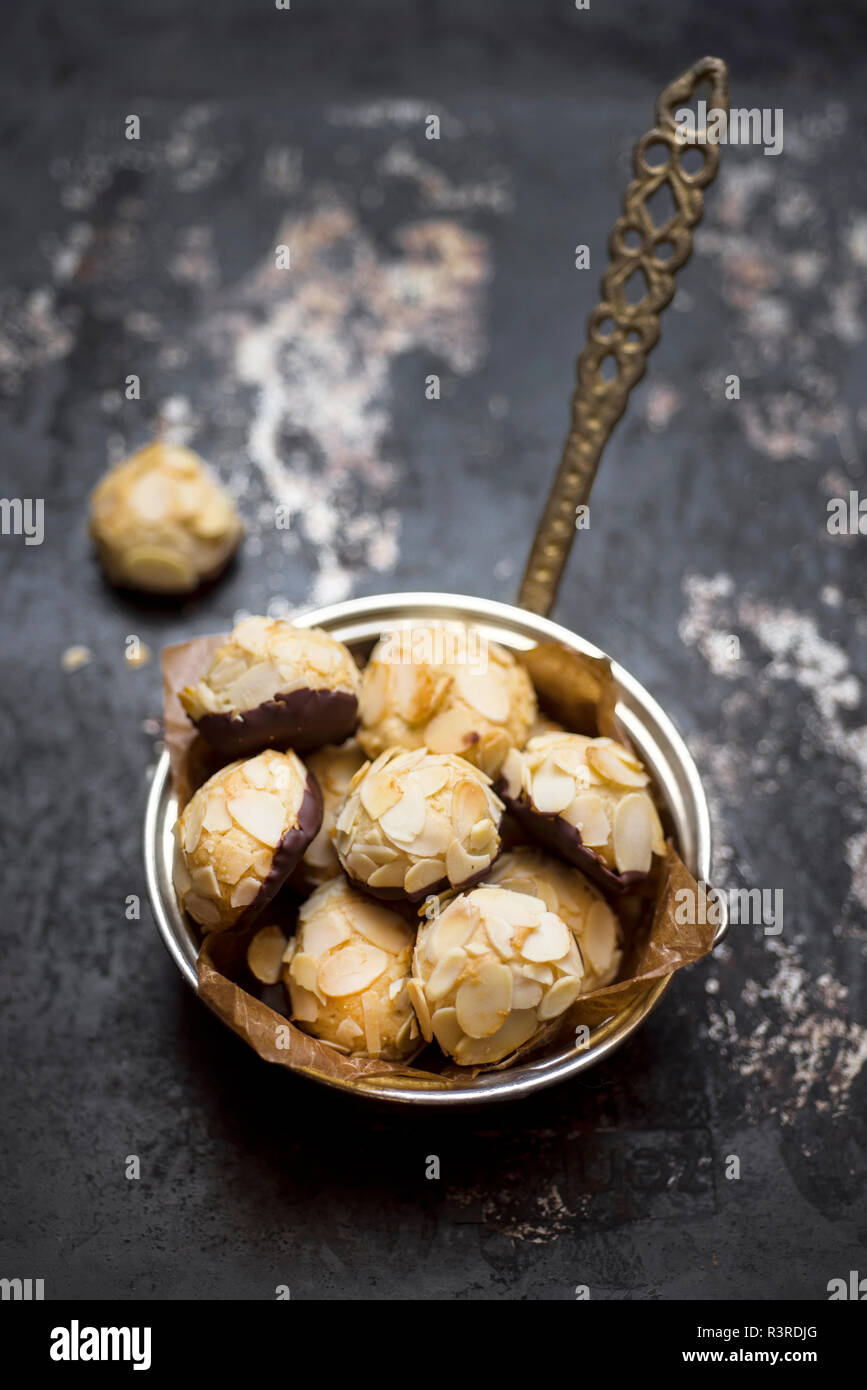 Vegan almond Cookies in einen Topf geben Stockfoto