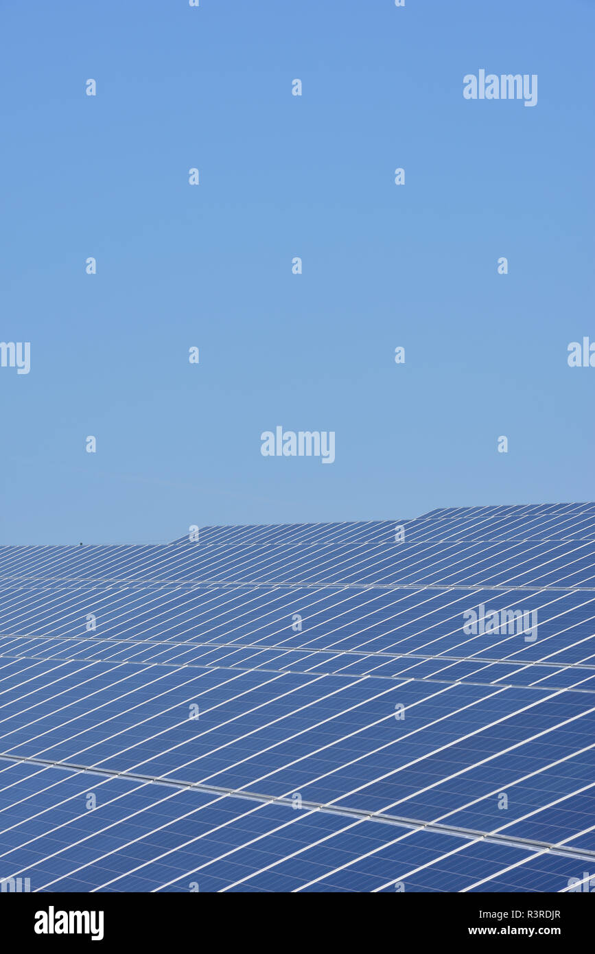 Deutschland, Blick auf die große Anzahl von Solar Panels Solar anlage Feld Stockfoto