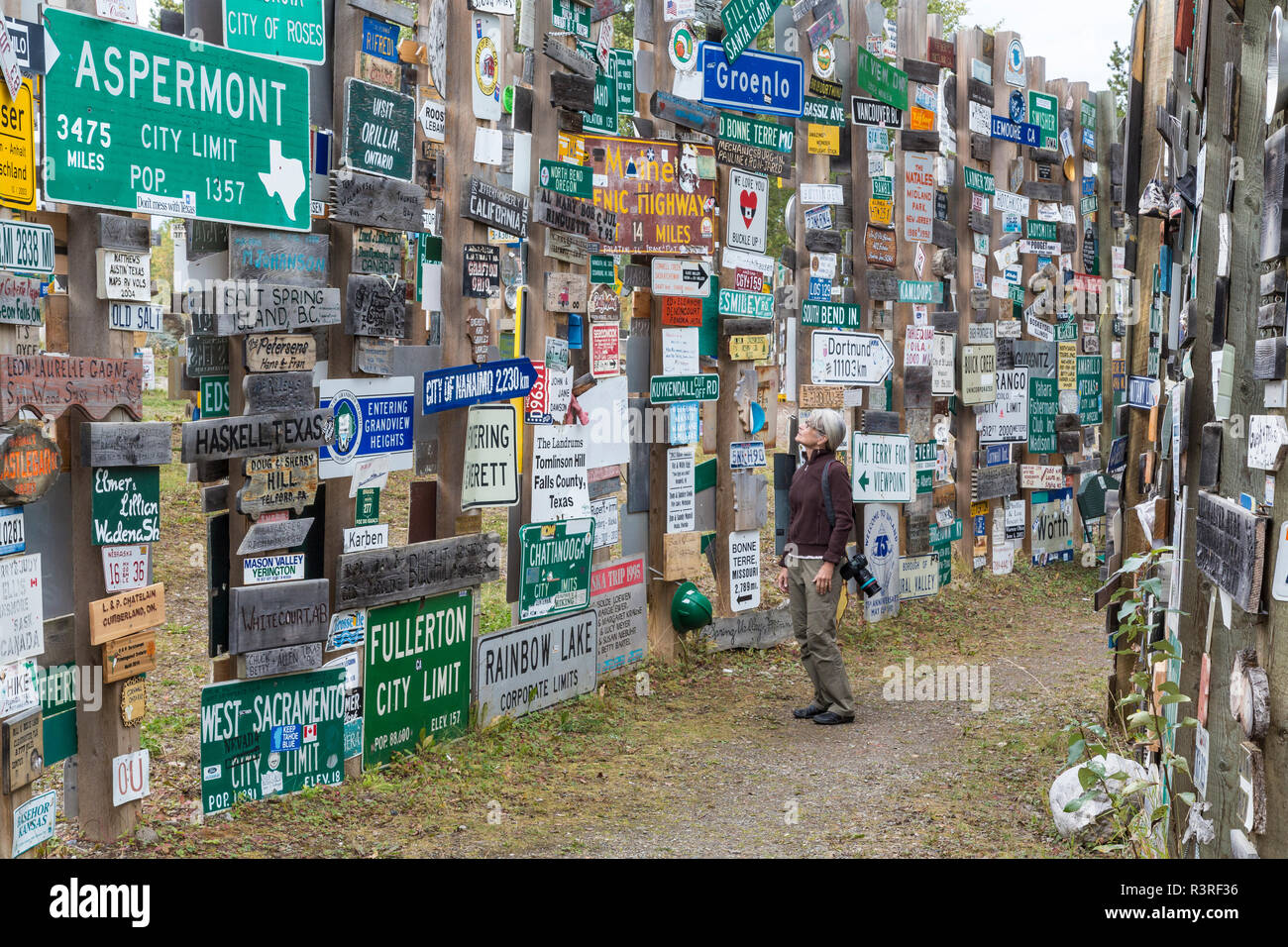 Kanada, Yukon, Watson Lake. Touristen auf der Suche nach Zeichen. (MR) Stockfoto