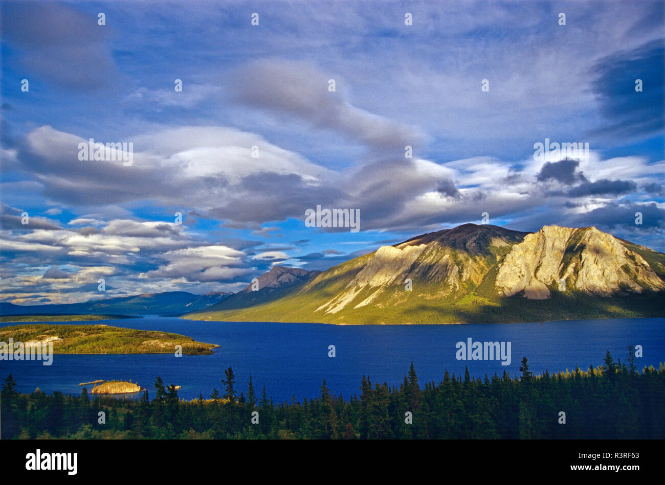 Kanada, Yukon. Nares See- und Berglandschaft. Stockfoto