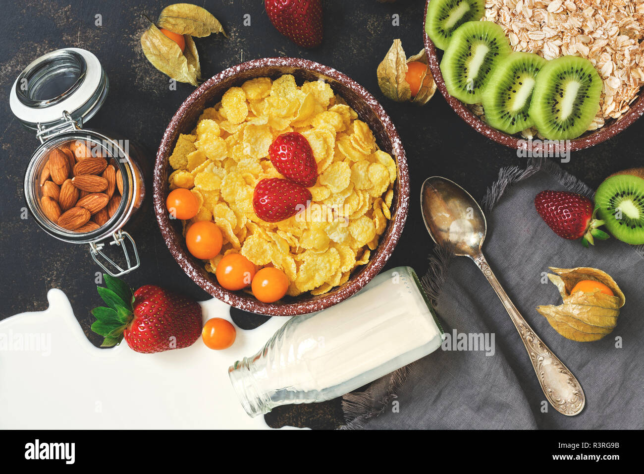 Cornflakes mit erdbeermilch -Fotos und -Bildmaterial in hoher Auflösung ...