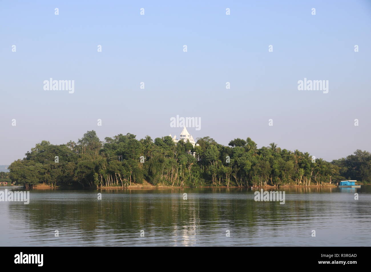 Die natürliche Schönheit der Tempel entlang dem Wasser und grünen Bereich Stockfoto