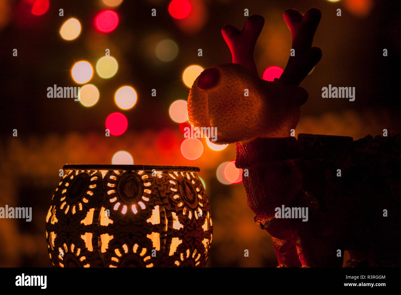In der Nähe von Weihnachten Rentier Abbildung mit Kerzen und bokeh Lichter im Hintergrund. Stockfoto