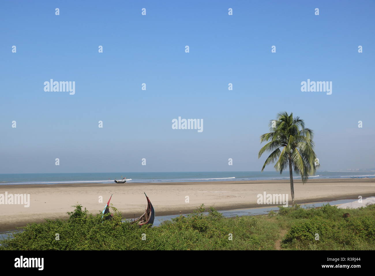 Landschaft der grünen Natur mit blauen Wasser und blauen Himmel bei Cox's Bazar Meer Strand in Bangladesch. Stockfoto