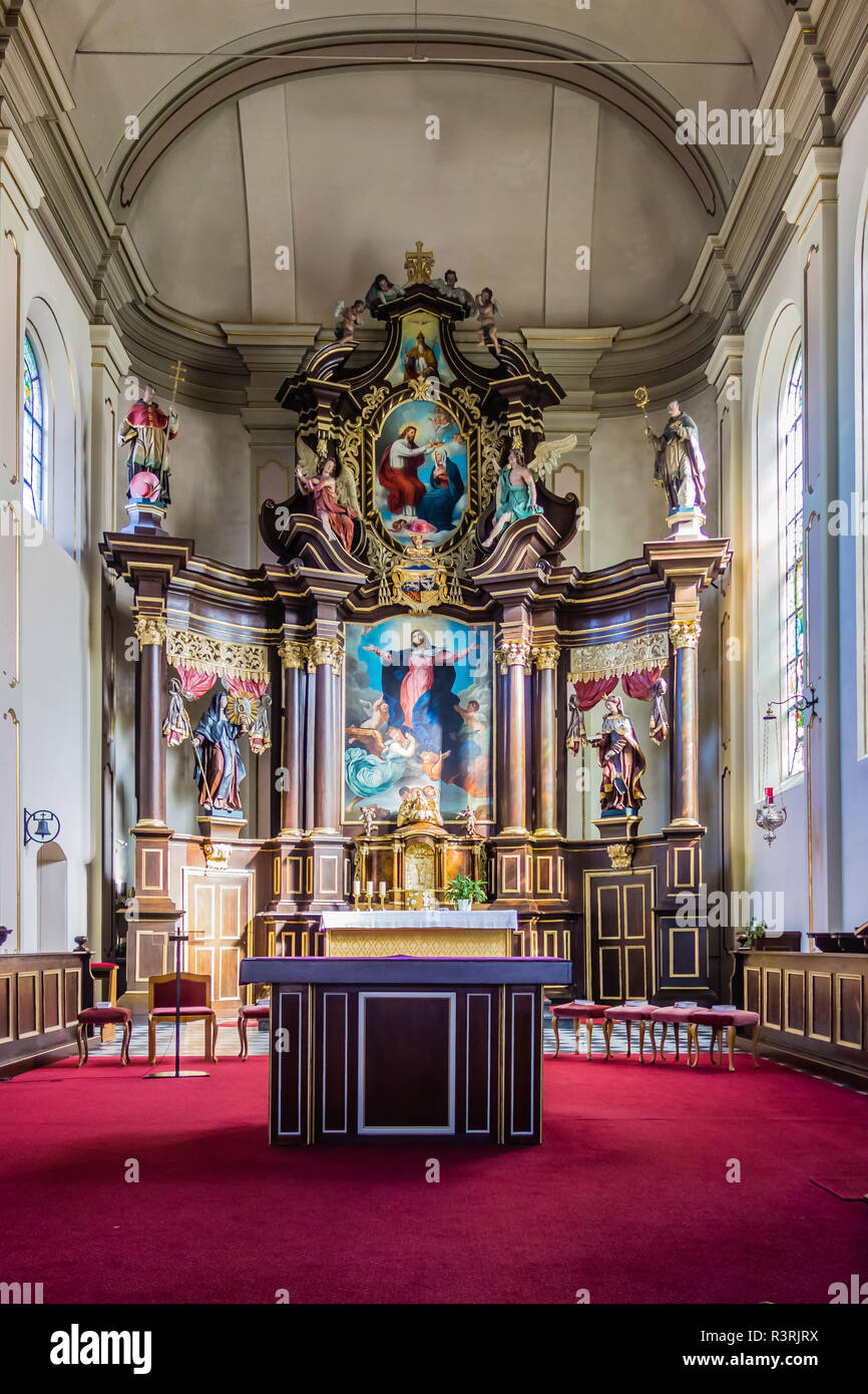 Vertikale Ansicht des inneren Altar, Vorraum eines Historischen Deutschen Katholischen Kirche Stockfoto