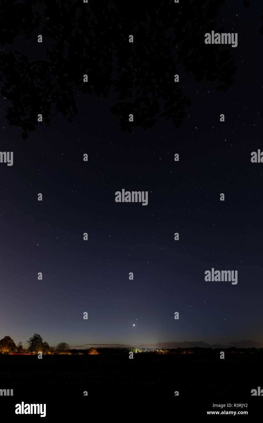 Venus beherrscht das Morgengrauen, als sie gerade über dem Horizont mit dem Stern Spica oberhalb vom Sternbild Jungfrau entfernte Scheinwerfer steigt ligh Stockfoto