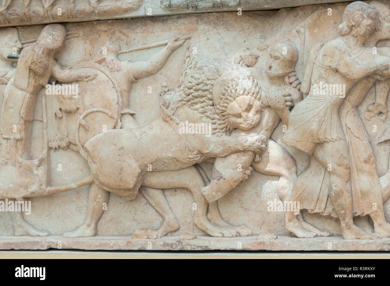 Relief der Kampf der Olympischen Götter gegen die Riesen, die Gigantomachy, Delphi Museum, Delphi, Griechenland Stockfoto