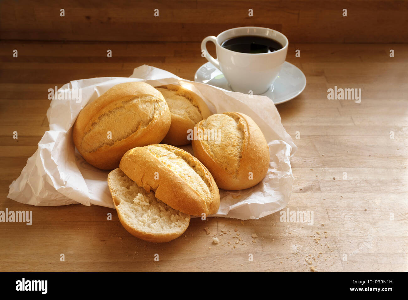 Brötchen oder Semmeln in einem White Paper bag und eine Tasse Kaffee auf  einem Holztisch, Kopieren, ausgewählte konzentrieren, enge Tiefenschärfe  Stockfotografie - Alamy