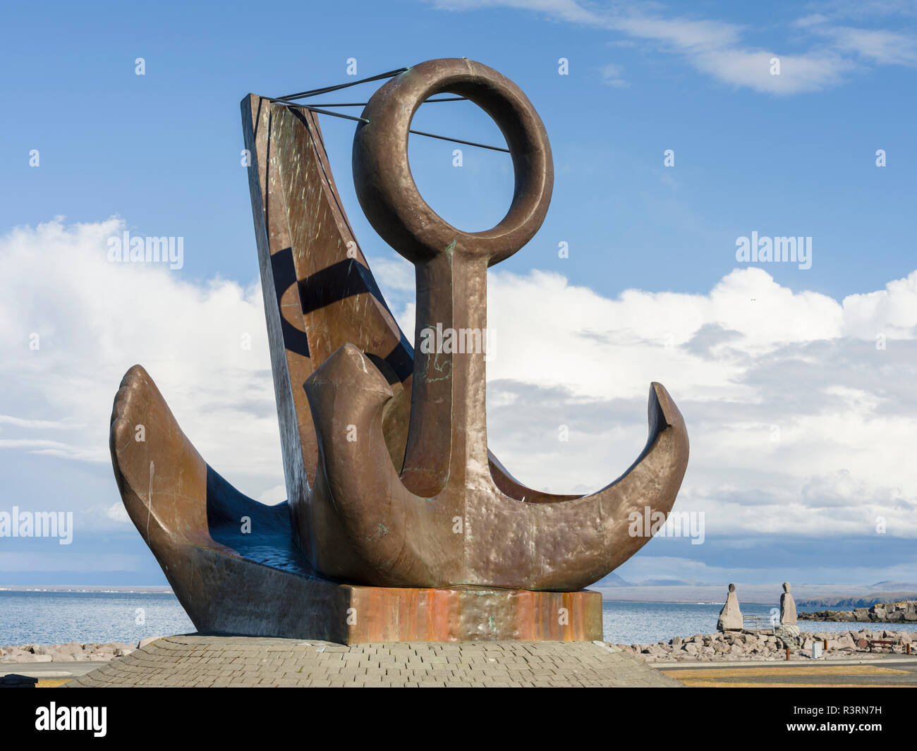 In Keflavik auf der Halbinsel Reykjanes. Skulptur von Asmundur Sveinsson im Hafen. Nordeuropa, Island Stockfoto