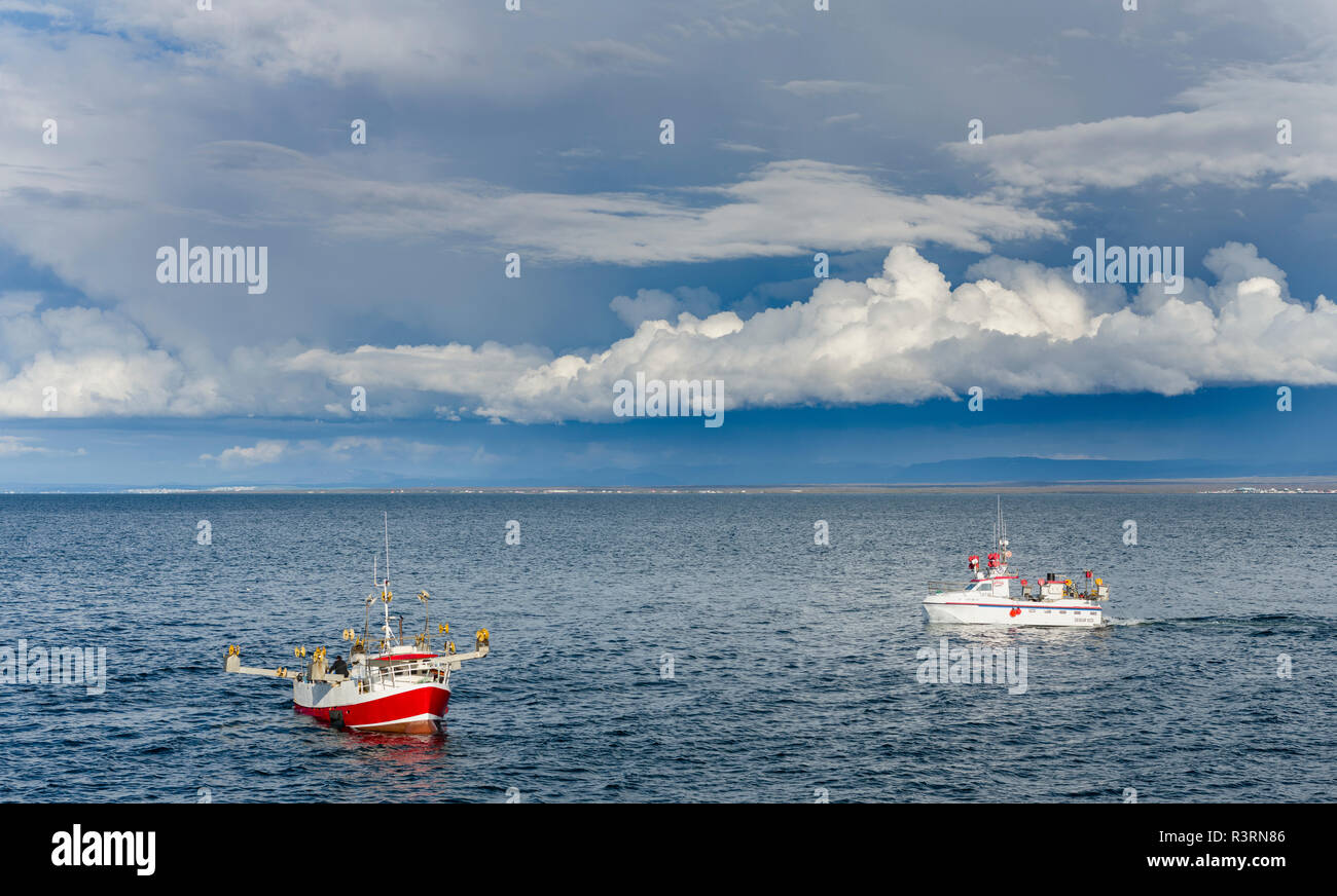 Fischerboote in Richtung Hafen von Keflavik, ein Sturm entwickelt sich über Reykjanes. Nordeuropa, Island Stockfoto