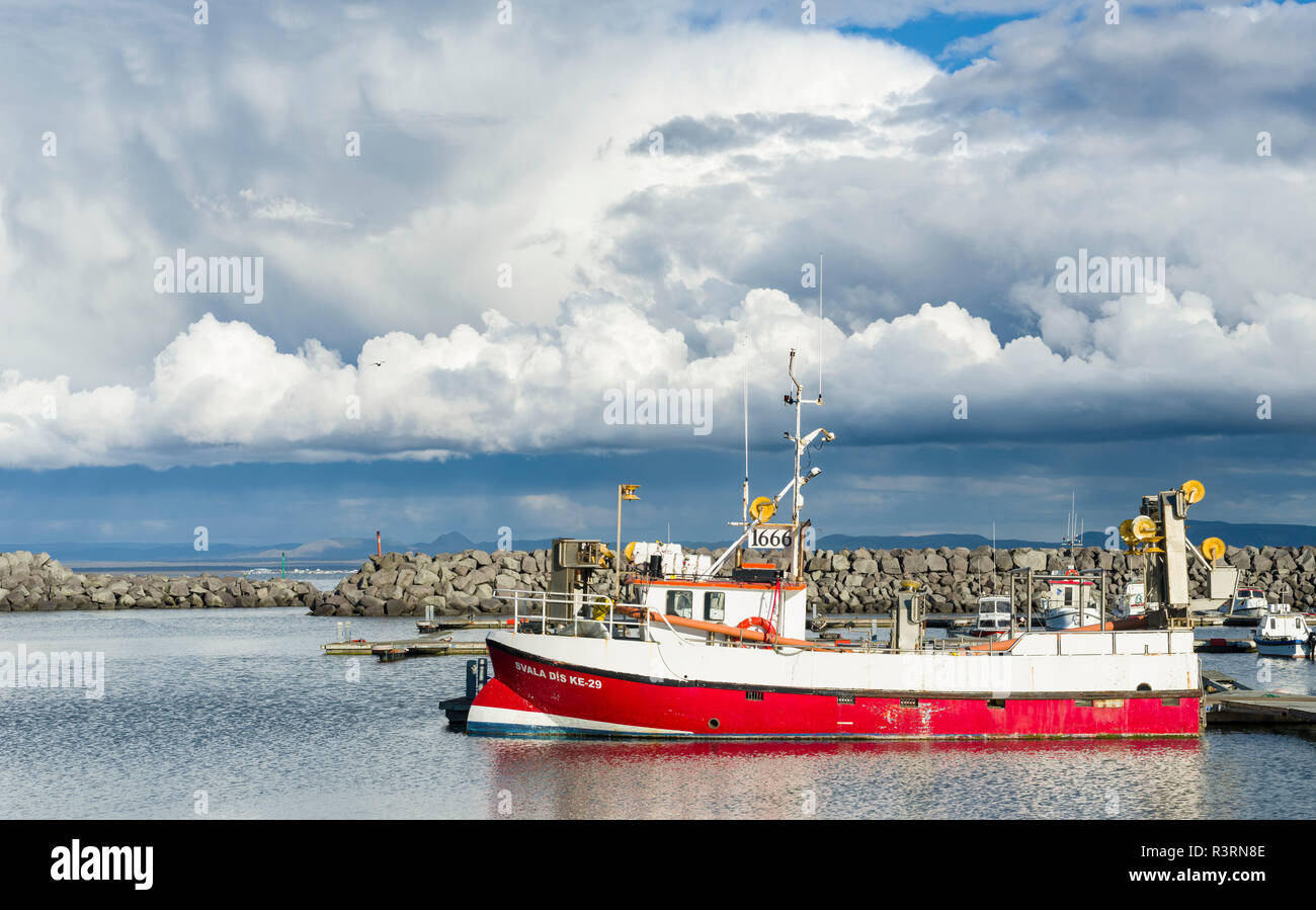 Hafen von Keflavik mit Fischerbooten. Nordeuropa, Island Stockfoto
