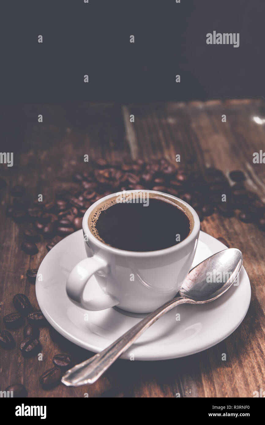 Kaffee in eine Tasse mit Bohnen Stockfoto