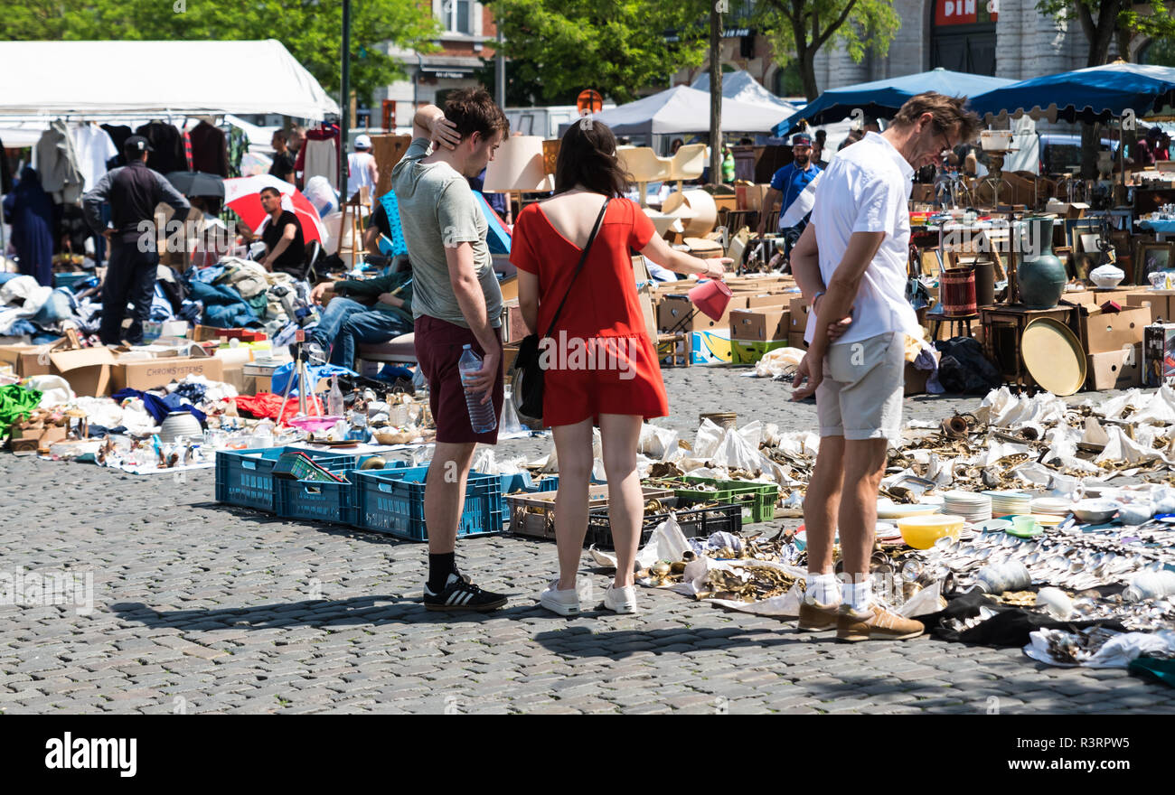 Junge Leute im Sommer Kleidung kaufen an die lokale fleemarket Stockfoto