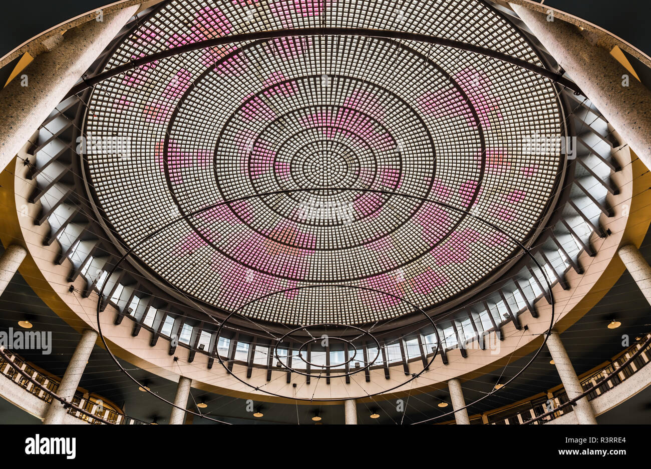 Blick auf den verzierten Jugendstil Innenraum der Ravenstein kunst und Shopping Galerie in der Innenstadt von Brüssel, Belgien Stockfoto