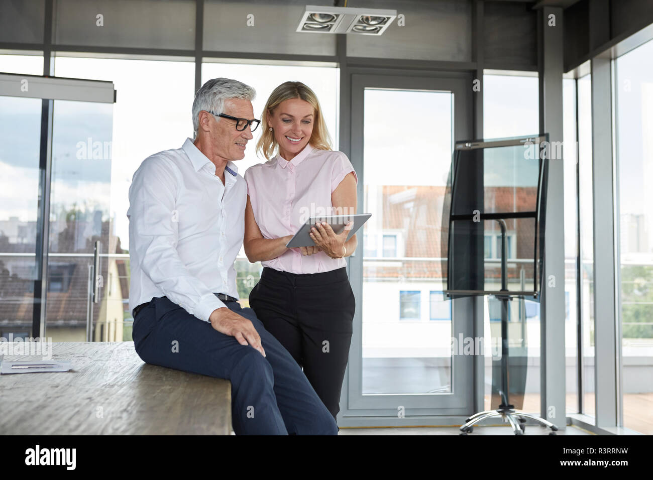 Kaufmann und Frau im Büro, diskutieren Projekt, digitale tabet Stockfoto