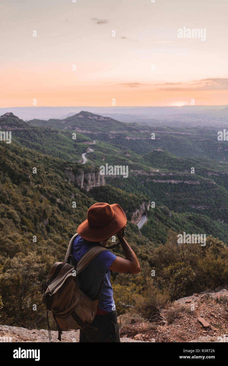 Spanien, Barcelona, Montserrat, Mann mit Rucksack, Foto, Blick bei Sonnenuntergang Stockfoto