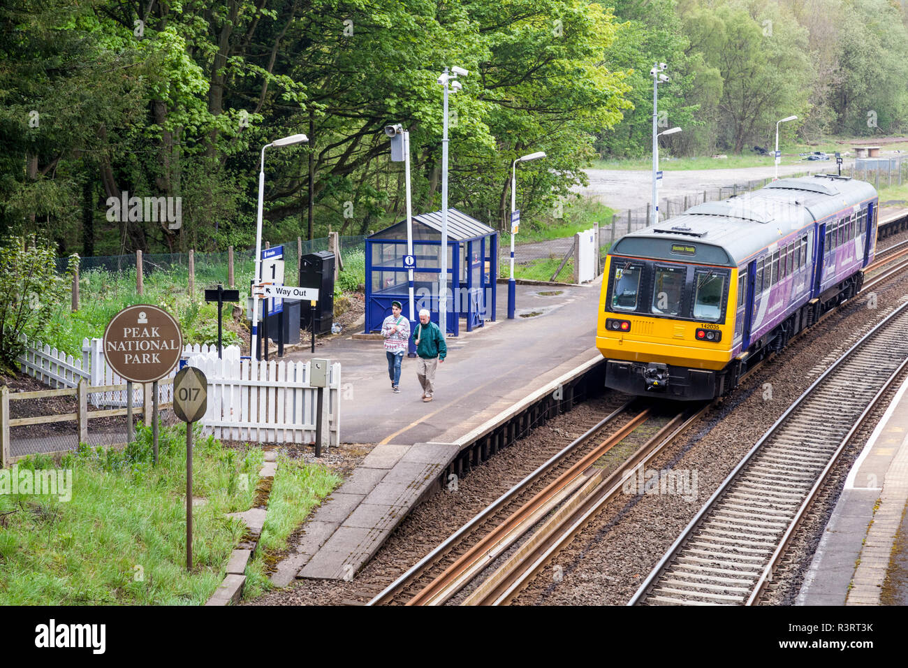 Ländliche öffentliche Verkehrsmittel. Die Menschen verlassen die nördliche Bahn Zug Grindleford Station, Derbyshire, Peak District, England, Großbritannien Stockfoto
