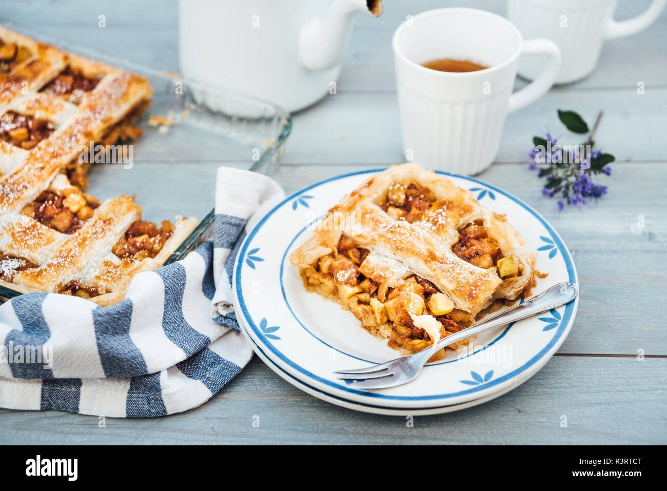 Stück hausgemachten Apfelkuchen auf dem Teller und Tasse Tee Stockfoto