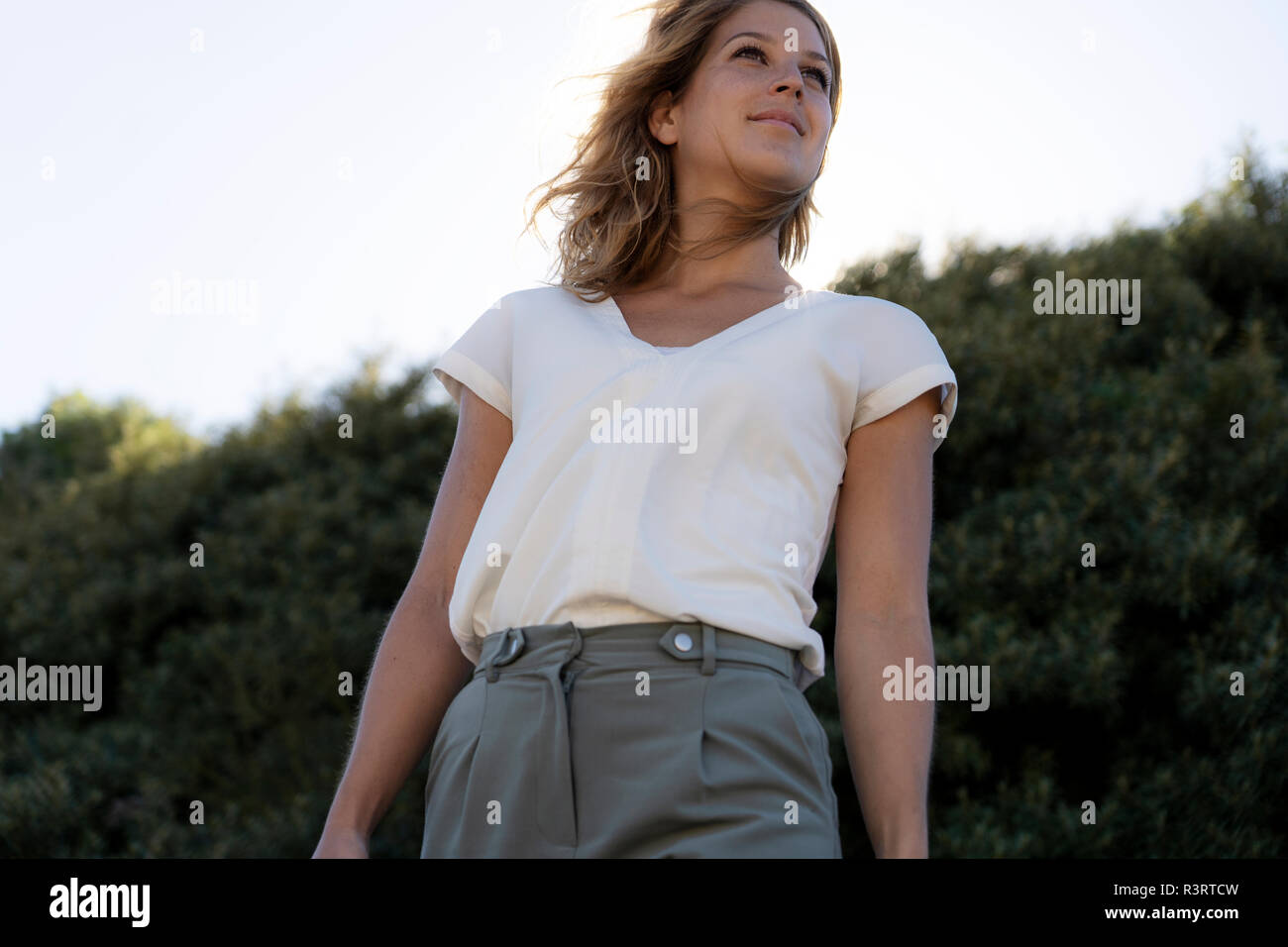 Porträt einer schönen Frau im Sommer Stockfoto