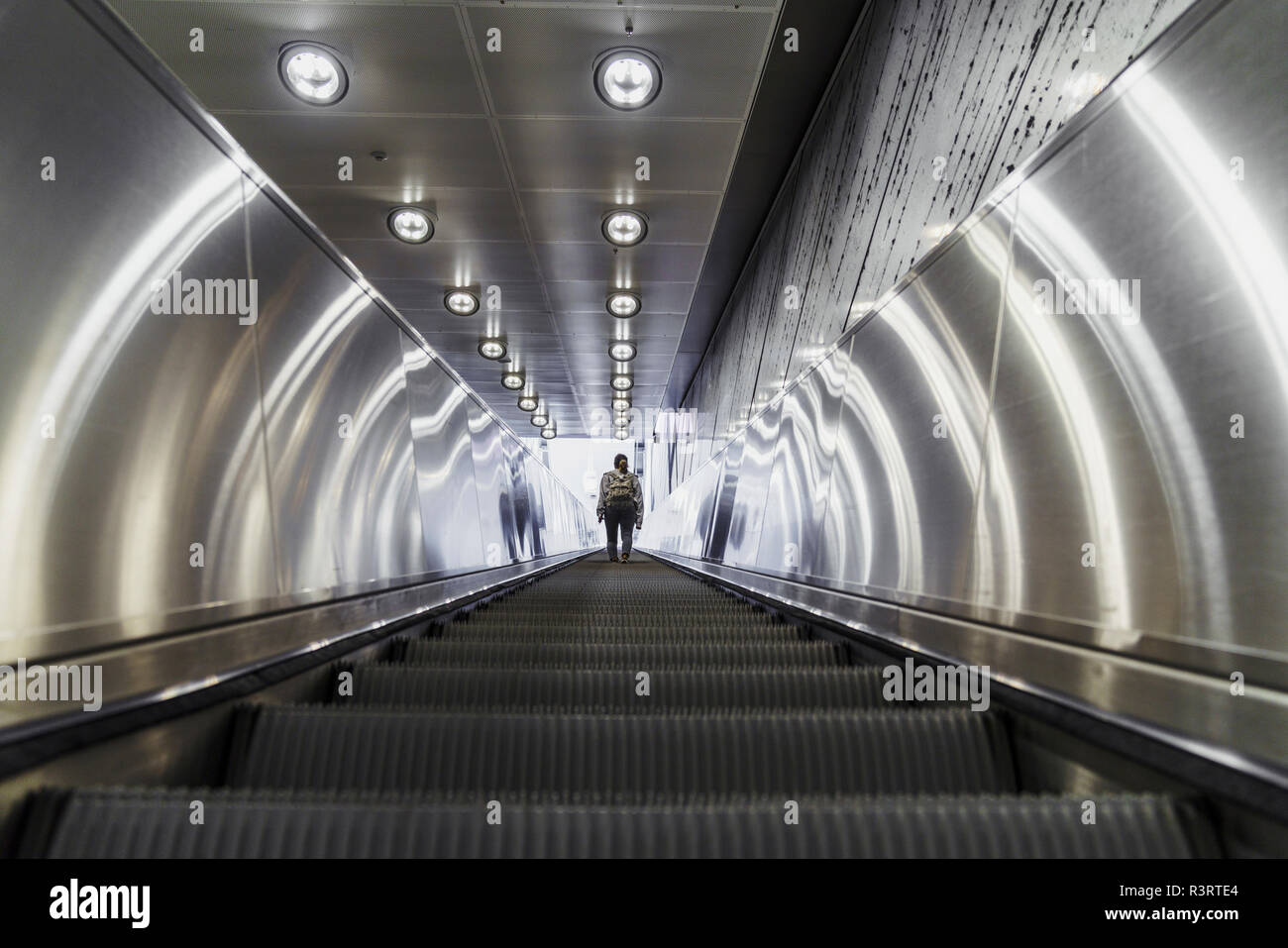 Rückansicht der Frau auf Rolltreppe der U-Bahn Station Stockfoto