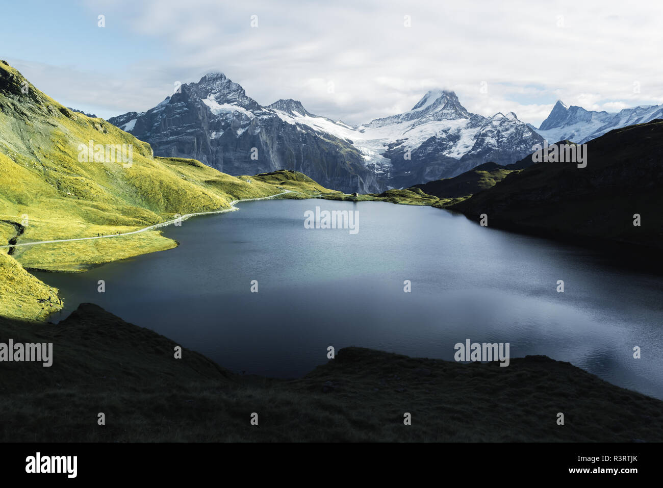 Malerischer Blick auf den See Bachalpsee in den Schweizer Alpen. Schneebedeckten Gipfel des Wetterhorns Rosenhorn, Mittelhorn und für den Hintergrund. Schweiz Stockfoto