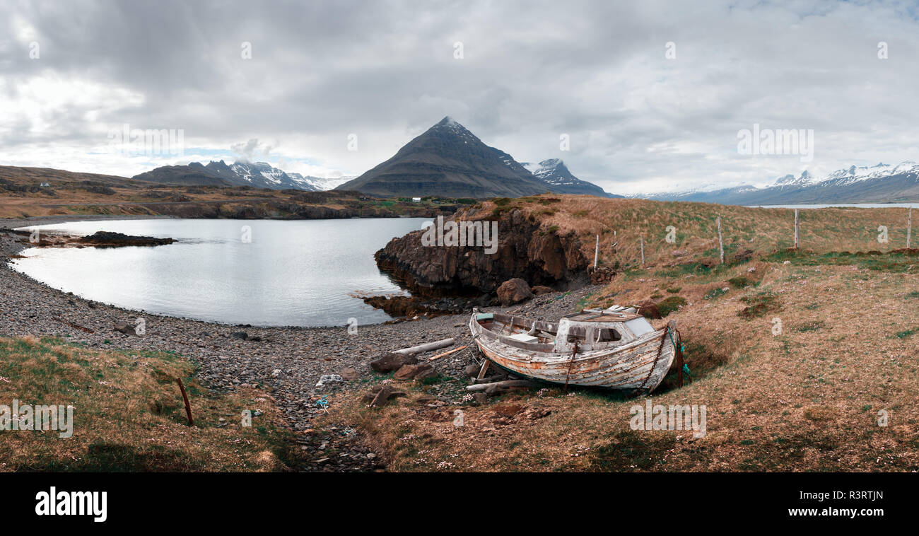 Typische Island Landschaft mit Fjorden, Bergen und alten Schiff Stockfoto