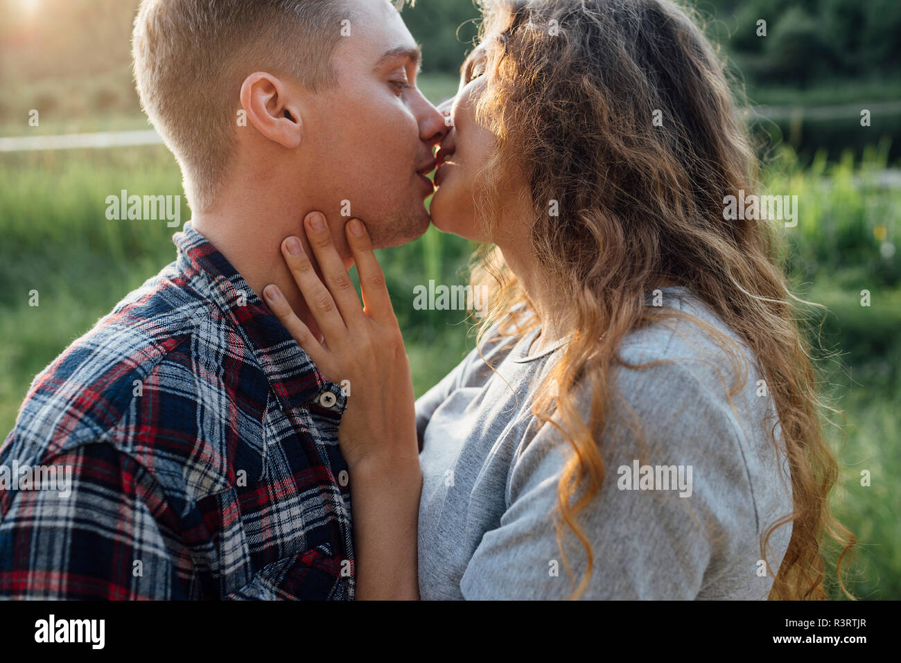Romantisches Paar viel Zeit in der Natur, Küssen bei Sonnenuntergang Stockfoto