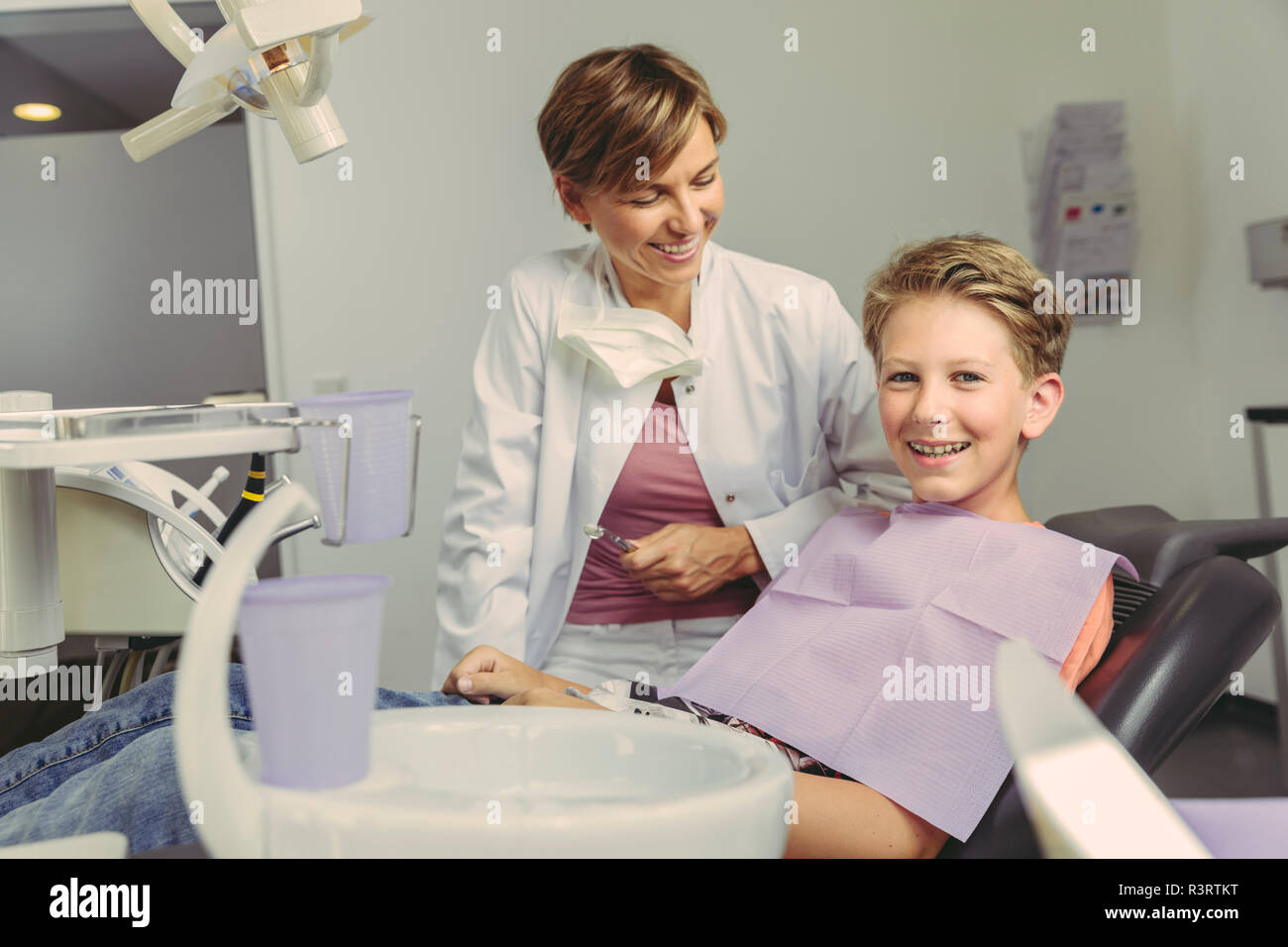 Junge glücklich lächelnd nach der Behandlung beim Zahnarzt Stockfoto
