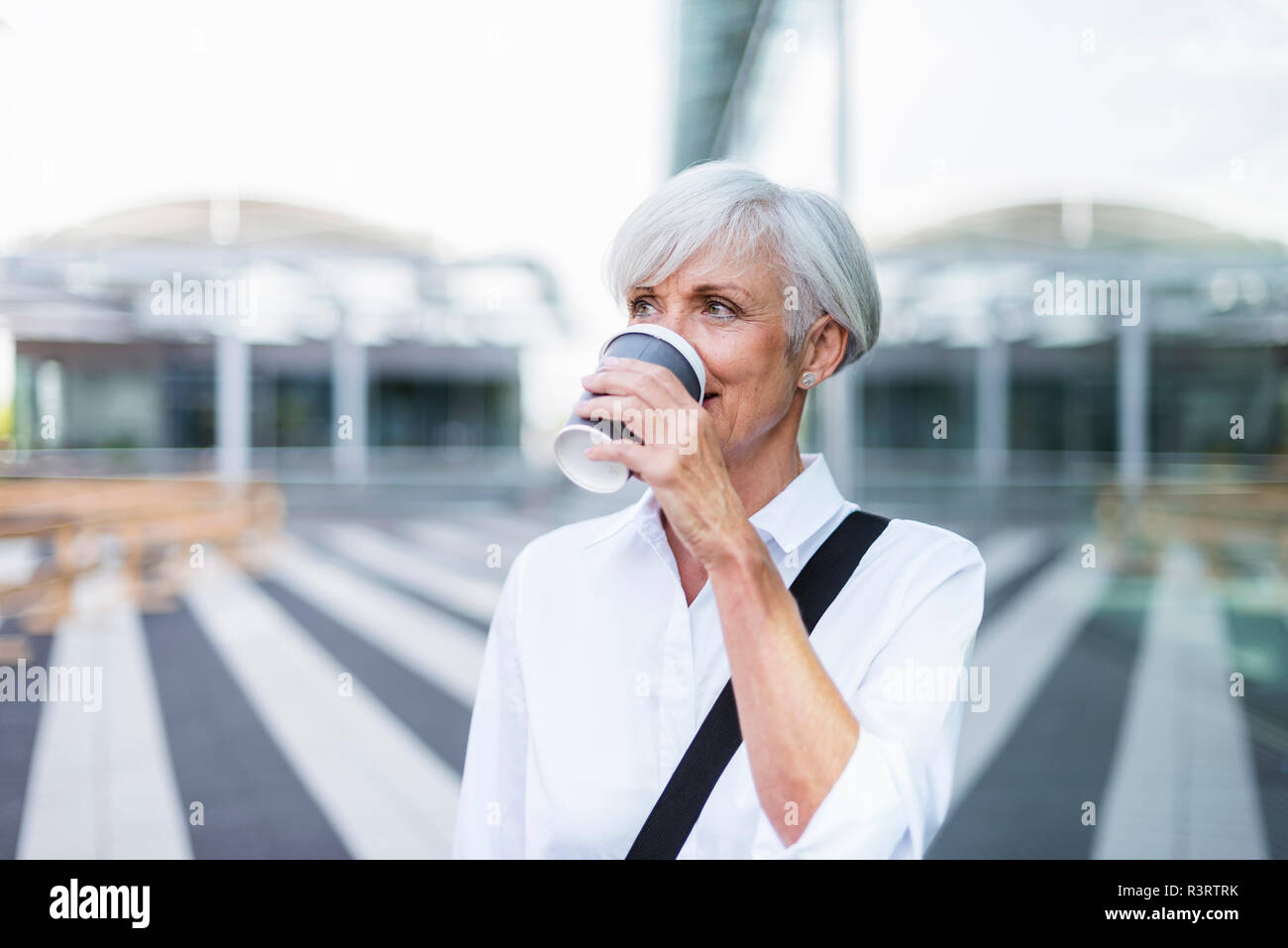 Senior Geschäftsfrau in der Stadt Kaffee trinken Stockfoto