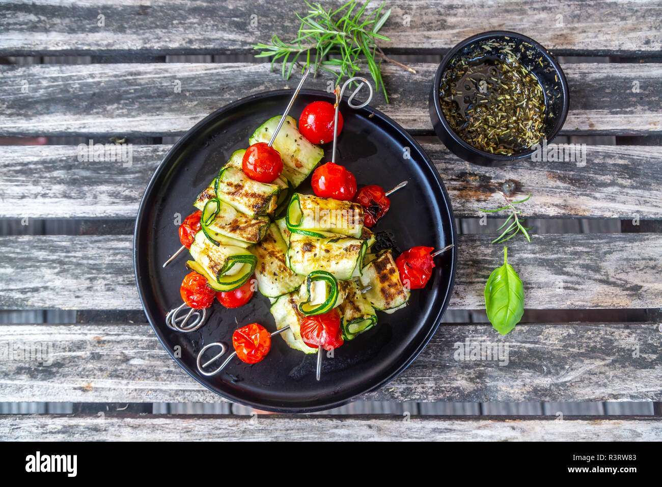 Gegrillten vegetarischen Grill Spieße, Tomaten, Schafskäse und  Zucchinischeiben, Rosmarin Knoblauch Öl Stockfotografie - Alamy