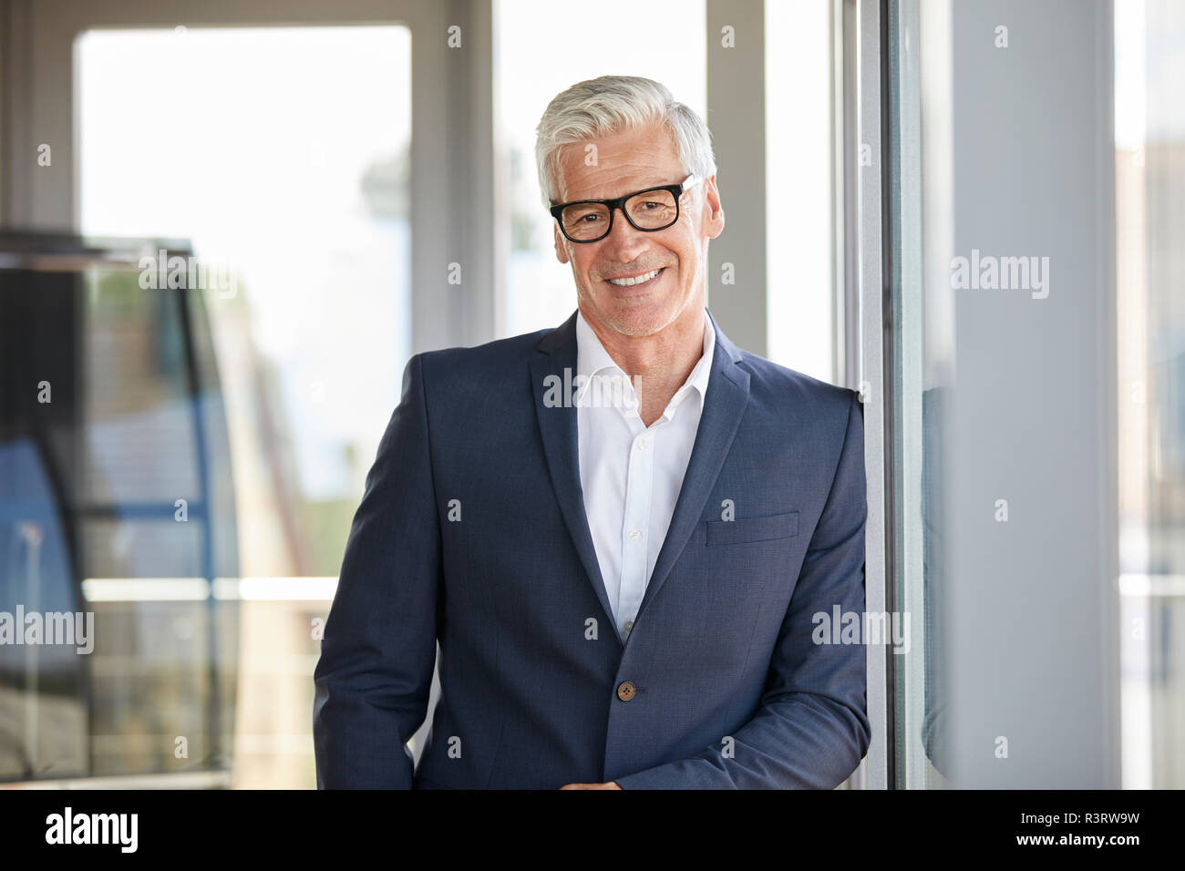 Porträt eines erfolgreichen Geschäftsmannes, Fenster Stockfoto