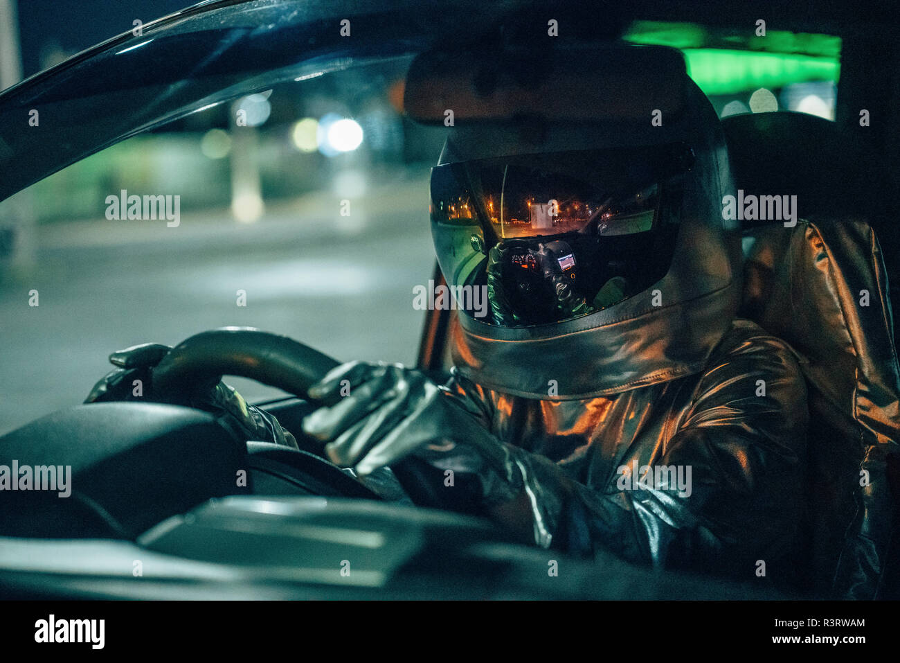 Spaceman Autofahren bei Nacht Stockfoto