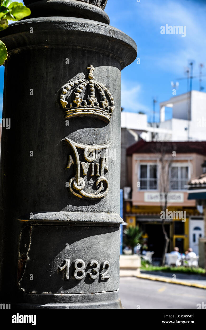 Jahrgang 1832 era Lamp Post in Guardamar del Segura, Costa Blanca, Spanien. Krone. Ferdinand VII. von Spanien königliche Monogramm Abzeichen. Casting Stockfoto